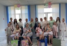 Цветы и «васильковые» наряды: как поздравили мам мылышей, появившихся на свет в Борисовском роддоме в День Независимости