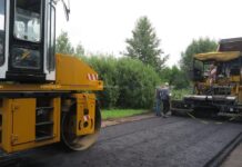 На улице Западной в Борисове сегодня идет укладка асфальта