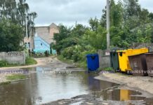 На ул. Строителей в Борисове после ливней образуется большая лужа