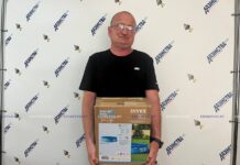 Победитель рекламной игры «Испытай удачу!» получил приз в редакции