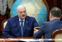 Глава Нацбанка вручил Лукашенко первую золотую монету из белорусского сырья