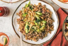 Летнее блюдо: кабачки, рис и овощи в ароматном соусе