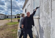 Субботник на МТФ: наведение порядка на животноводческом объекте в Иканах продолжается
