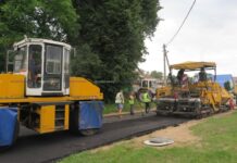 На участках улиц Павла Рака и Новой в Борисове идет укладка первого слоя асфальта