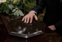 Для чего некоторые люди проводят «гроботерапию» и стоит ли игра свеч?