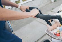 Прогулка закончилась травмой: родители не пристегнули ребенка в коляске