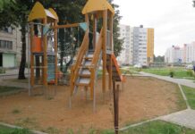 Во дворе домов №№33 и 35 по ул. Л. Чаловской будет новая детская площадка, а чуть поодаль — спортивная