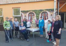 Каравай с областных «Дожинок» доставили в Борисовский социальный пансионат «Юзефово»