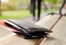 Житель Борисова похитил деньги из кошелька, оставленного на скамейке