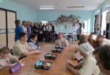 Управлять компьютером глазами, петь без слов и быть самостоятельными в быту: чему еще могут научить людей с инвалидностью в Борисове?