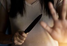 В ходе конфликта из-за оскорбления ее ухажера нанесла два удара ножницами по рукам и один удар ножом в живот своей подруге