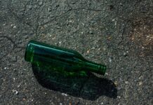 Пнул бутылку — разбил дверь в магазине. В отношении жителя аг. Лошница возбуждено уголовное дело