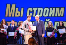 Министр здравоохранения вручил высокую награду будущему медику из Борисова