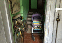 Хлам на лестничной площадке. Почему нельзя хранить вещи в местах общего пользования