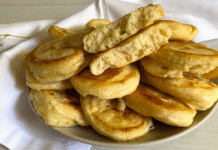 Без муки и дрожжей: рецепт пышных оладий на манной крупе