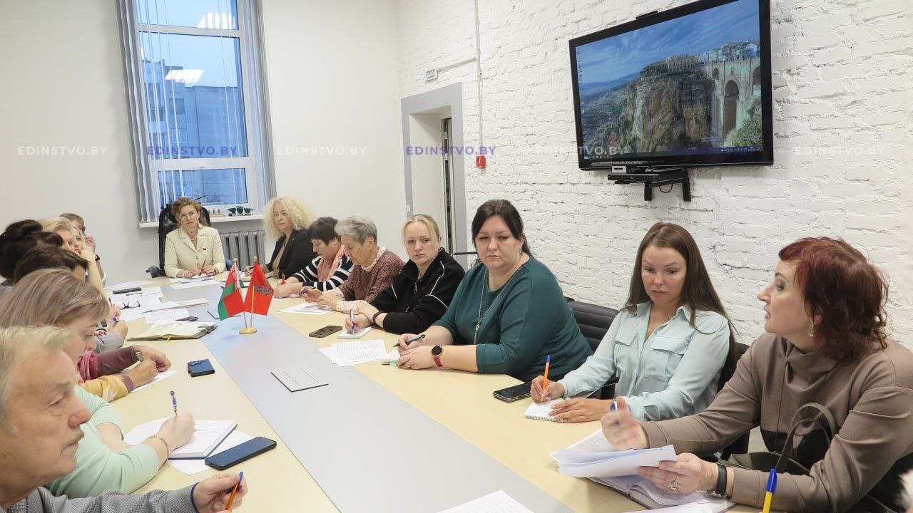 Взаимодействие в работе с молодежью и участие в новогодних благотворительных акциях обсудили в Борисове