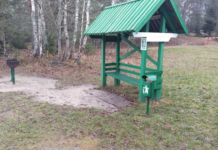 Мусор на пляже вблизи у экотропы на Борисовщине убрали