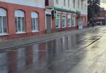 На улице III Интернационала асфальт уложен с максимально возможным уклоном в существующей застройке. Для чего?