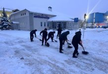 Борисовчане помогают коммунальным службам бороться с последствиями сильного снегопада