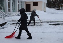 Соцработники в первую неделю года помогли в уборке снега более чем 30 тыс. пожилых граждан и инвалидов
