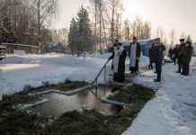 Епископ Амвросий освятил воду и иконы в Институте гражданской защиты в день Святого Богоявления
