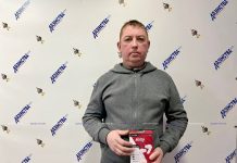 Победитель рекламной игры «Испытай удачу!» получил приз в редакции