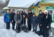 Губернатор конкретных дел. Алексей Кушнаренко сегодня вместе с молодежным активом помог в расчистке снега 82-летнему жителю Минского района