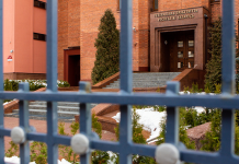 Директор филармонии и его заместитель организовывали выступления артистов-исполнителей за незаконные вознаграждения