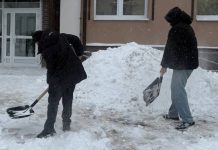 Труд как профилактика. В Борисове подростки и правоохранители помогают с уборкой снега