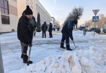 Работники ОАО «БАТЭ» — управляющая компания холдинга «Автокомпоненты» помогает в очистке городских улиц от снега