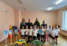 Малышам — о безопасности: сотрудники ГАИ Борисовского РУВД провели уроки правил дорожного движения в детском саду