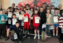 Около восьмидесяти штангистов разыграли медали на родном помосте