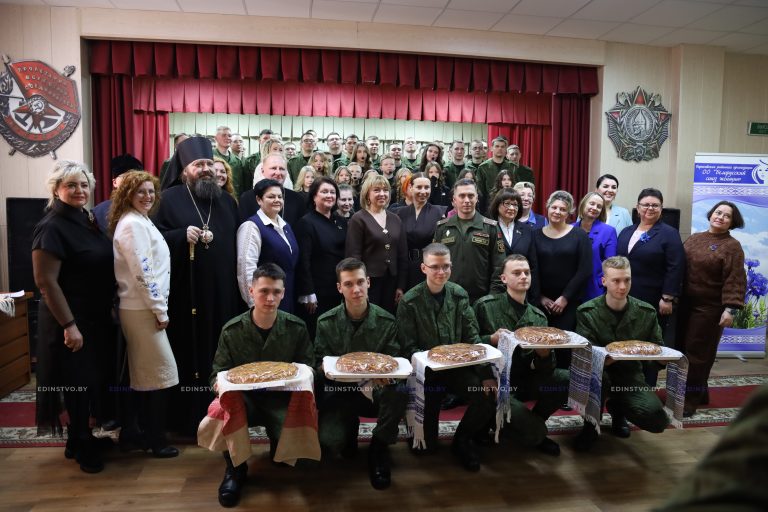 Акцию «Мамины пироги» встретили военнослужащие полка связи СЗОК