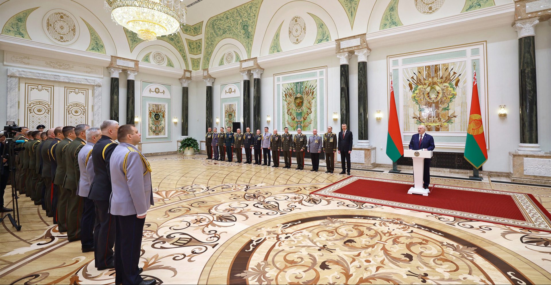 Александр Лукашенко 23 февраля вручил государственные награды и генеральские погоны офицерам силового блока страны