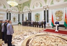 Александр Лукашенко 23 февраля вручил государственные награды и генеральские погоны офицерам силового блока страны