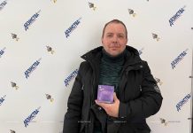 Победитель рекламной игры «Испытай удачу!» получил приз в редакции