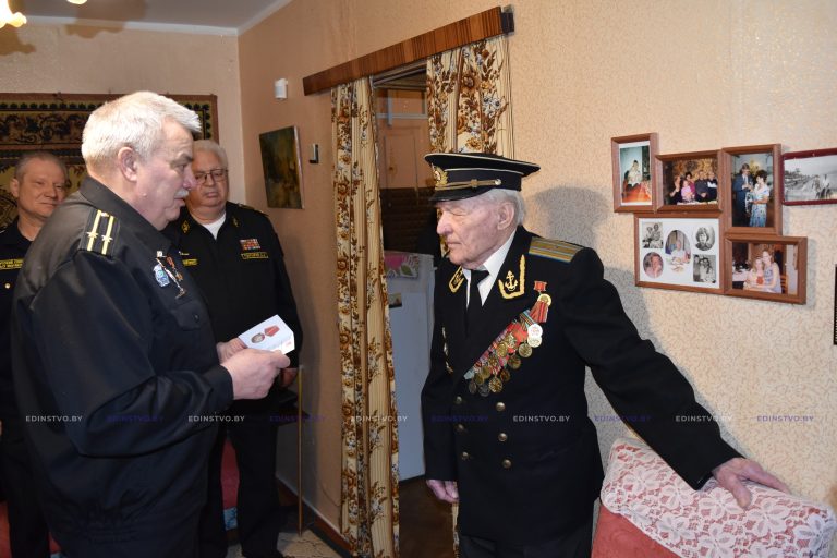 Двойной праздник: со столетним юбилеем и 23 февраля в Борисове поздравили летчика морской авиации в отставке