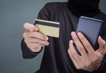 В Борисове один мужчина расплатился за товары чужой банковской картой, а другой украл мобильный телефон