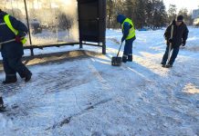 В Борисове продолжается уборка снега, включая расчистку пешеходных дорожек и остановок
