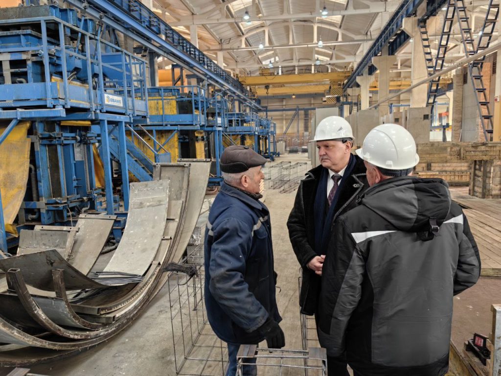 Депутат Александр Шипуло обсудил оборонительную мощь армии и патриотизм на встречах с трудовыми коллективами в Борисове