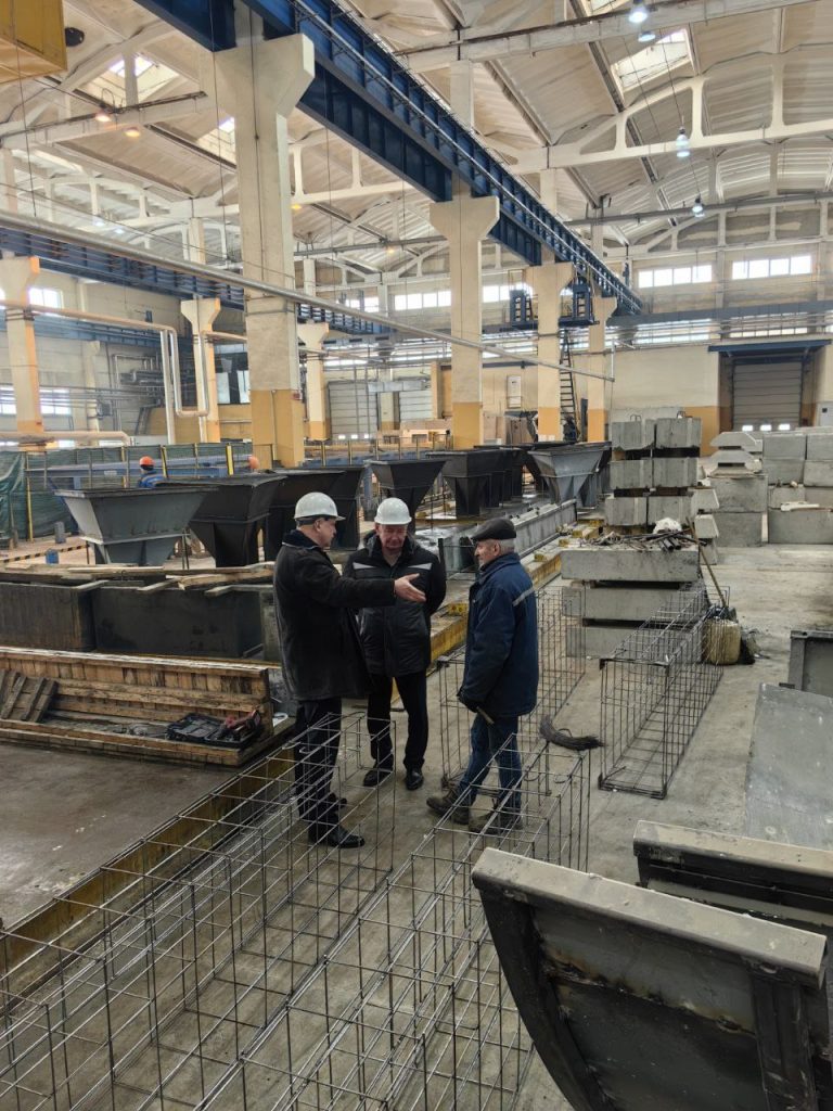 Депутат Александр Шипуло обсудил оборонительную мощь армии и патриотизм на встречах с трудовыми коллективами в Борисове