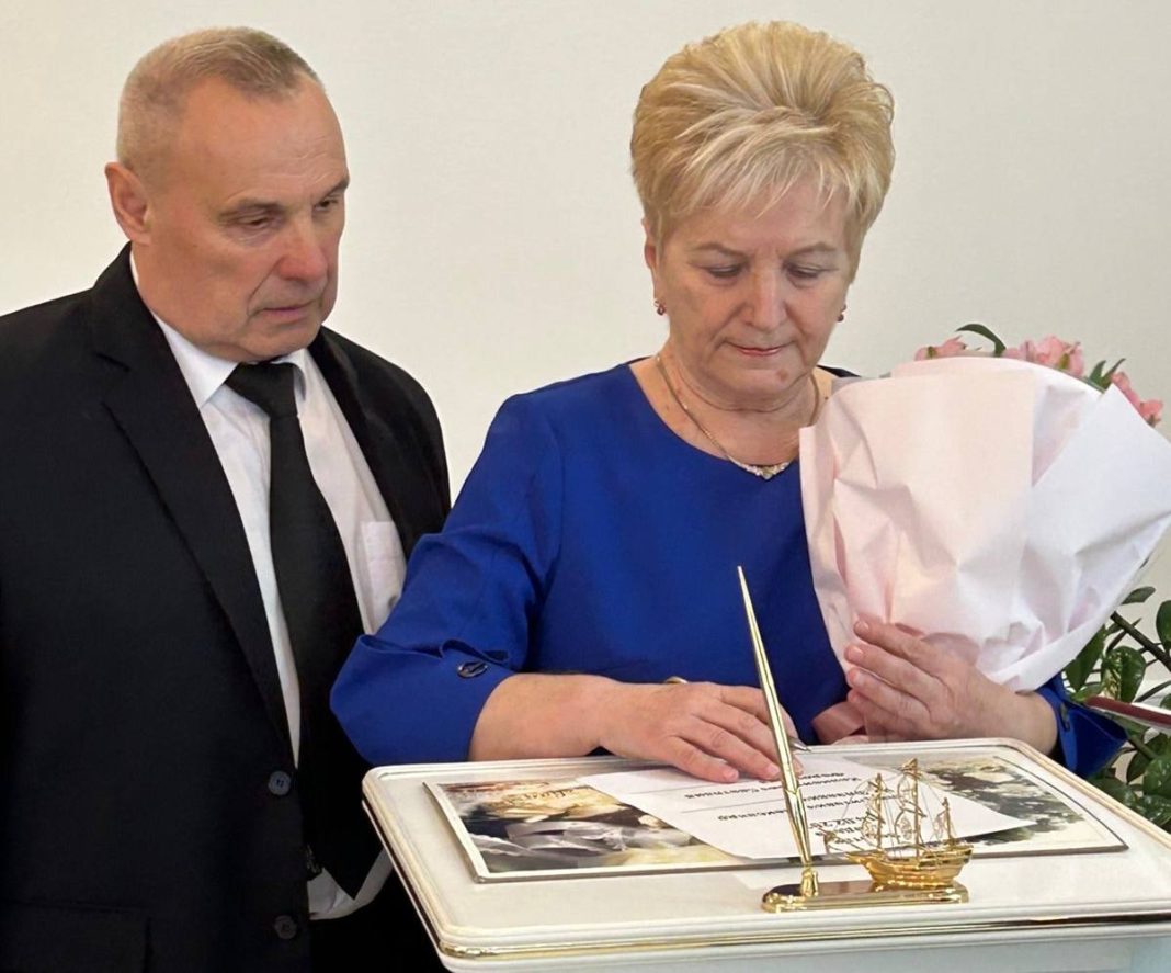 В Борисове семейная пара трогательно отметила 50 лет совместной жизни