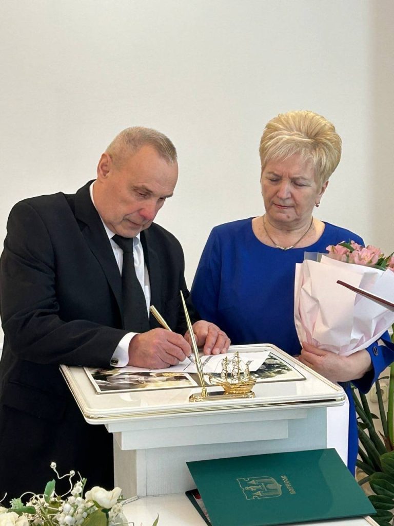 В Борисове семейная пара трогательно отметила 50 лет совместной жизни