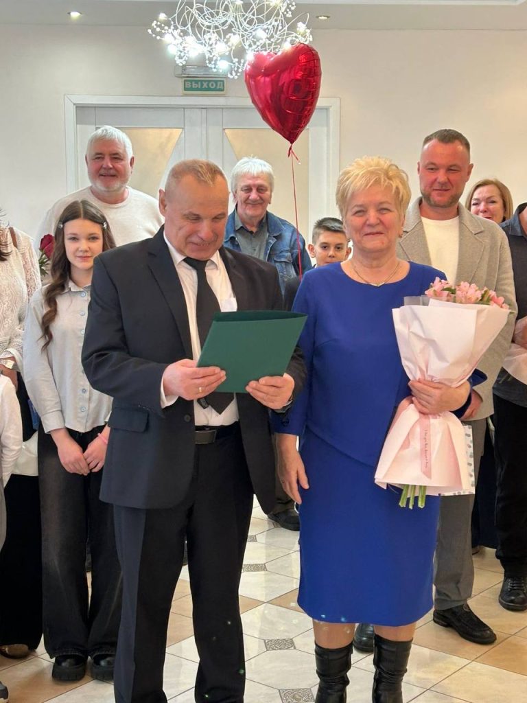 В Борисове семейная пара трогательно отметила 50 лет совместной жизни
