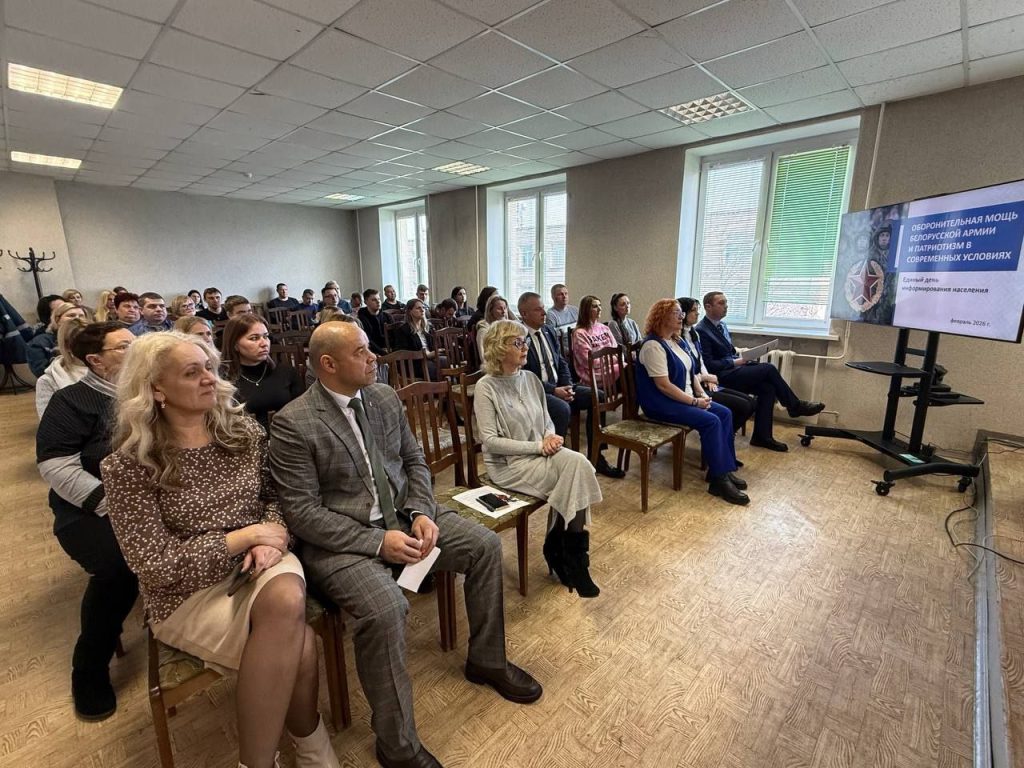 Депутат Александр Шипуло обсудил оборонительную мощь армии и патриотизм на встречах с трудовыми коллективами в Борисове