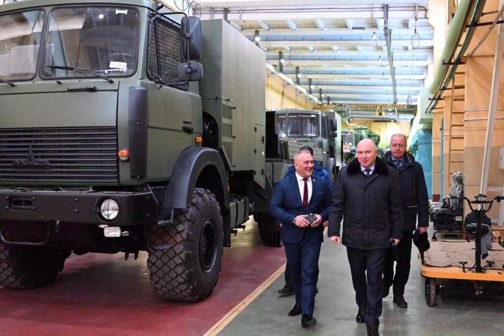 Депутат Руслан Косыгин встретился в Борисове с патриотическими клубами и обсудил национальную безопасность на заводе радиоэлектронного вооружения