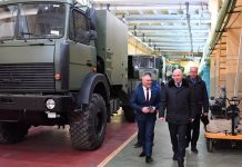 Депутат Руслан Косыгин встретился в Борисове с патриотическими клубами и обсудил национальную безопасность на заводе радиоэлектронного вооружения