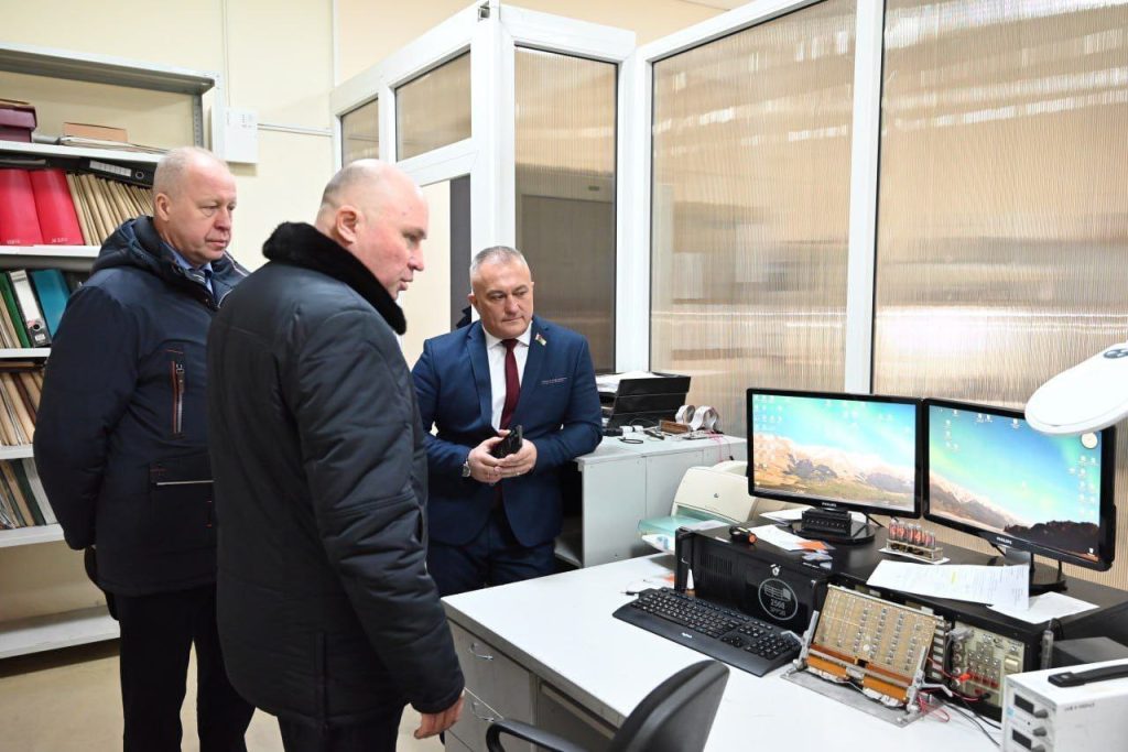 Депутат Руслан Косыгин встретился в Борисове с патриотическими клубами и обсудил национальную безопасность на заводе радиоэлектронного вооружения