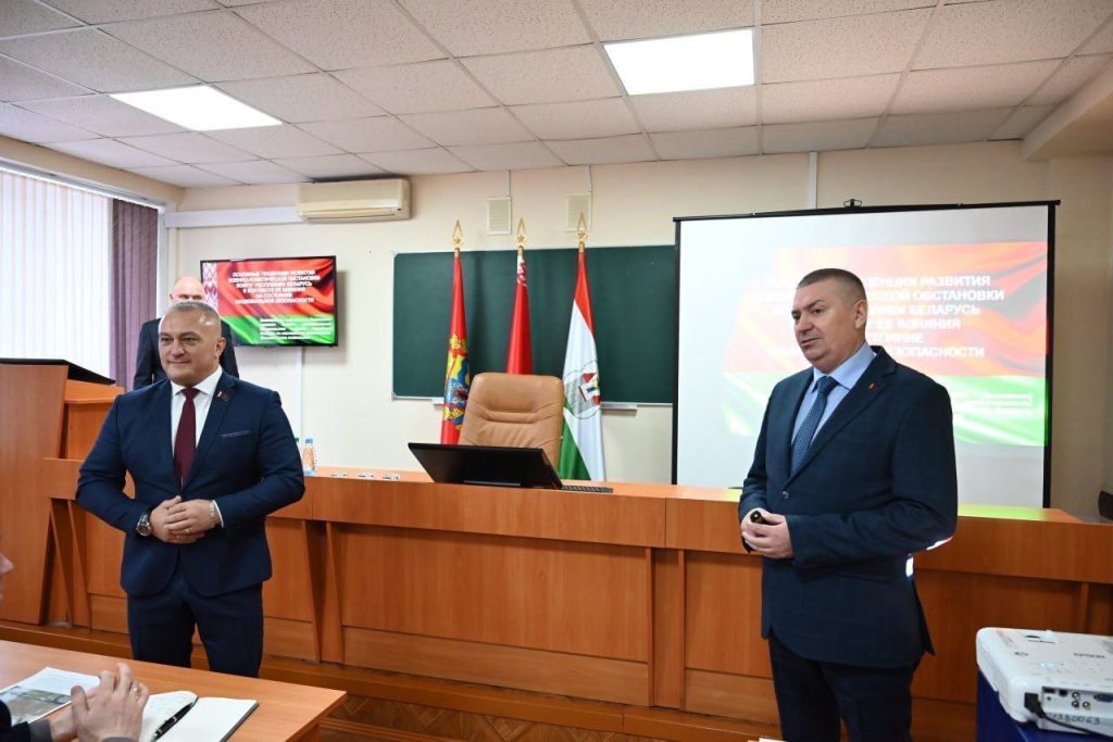 Депутат Руслан Косыгин встретился в Борисове с патриотическими клубами и обсудил национальную безопасность на заводе радиоэлектронного вооружения