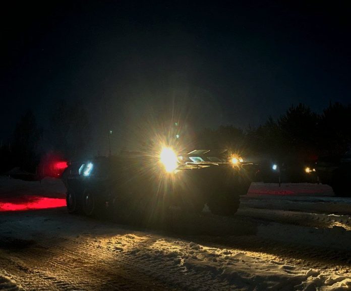 На танкодроме курсанты-гвардейцы осваивают вождение БТР в ночных условиях